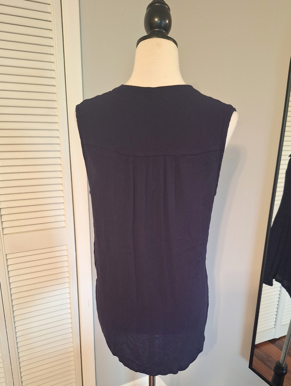 New Directions Navy Flowy Sleeveless Top Blouse LG *Q - Picture 2 of 5